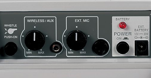 外部マイク入力・AUX入力・音量調節つまみを備えた操作パネル